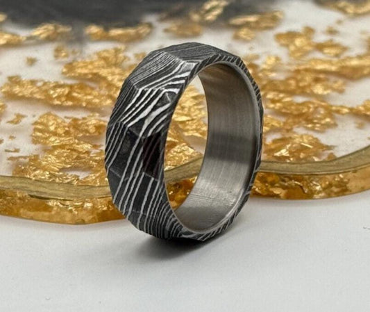 Damascus Steel Ring with Titanium Inlay: Hammered Design